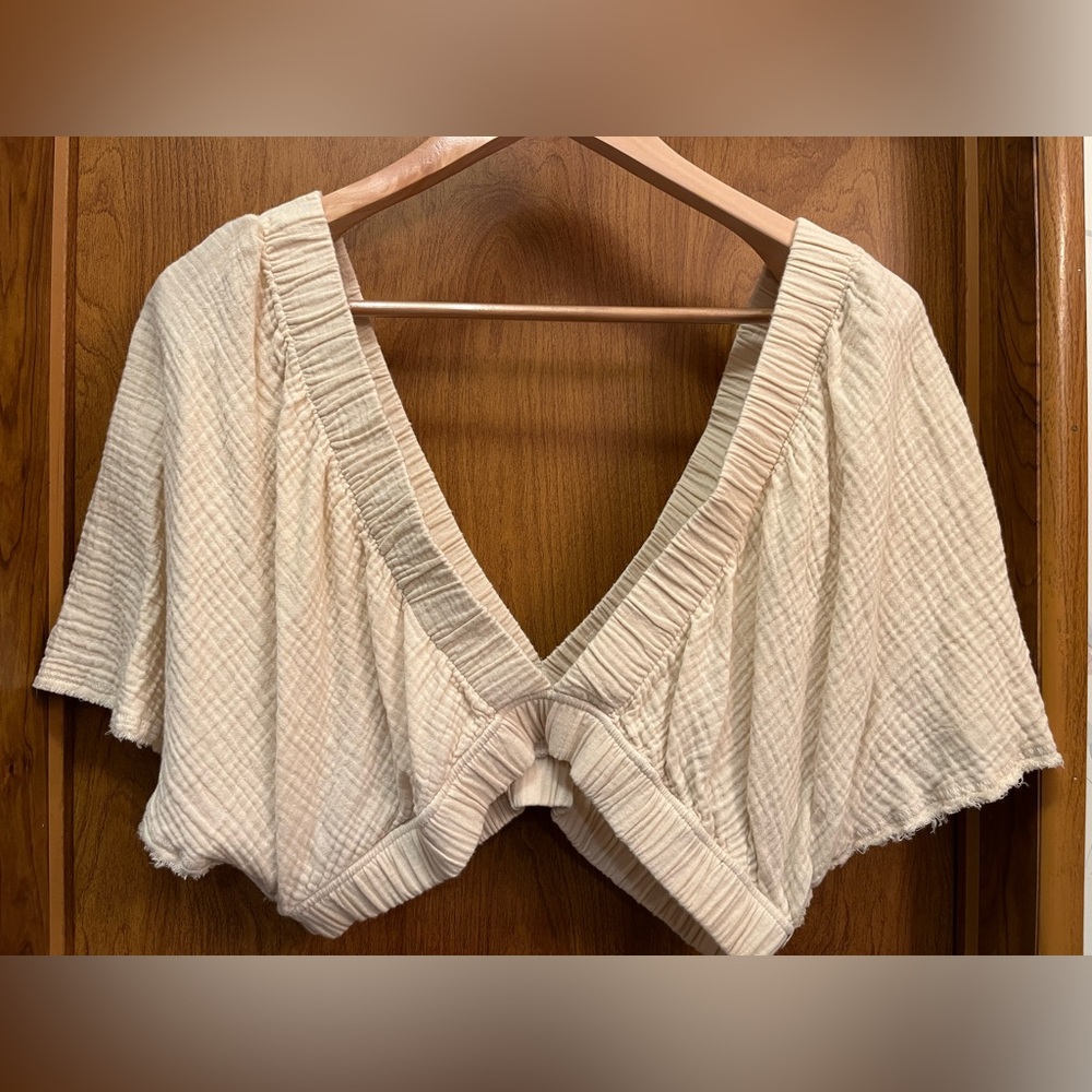 Like New Flutter Sleeve Crop top